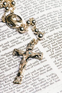 Kopya alanı olan antika açık bir İncil 'de gümüş haç