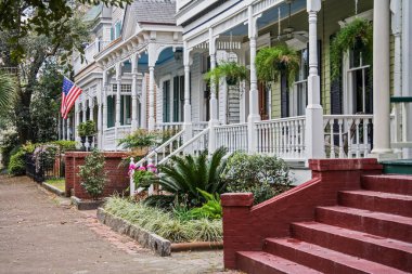İlkbahar Azaleas, Savannah Georgia, ABD, Kuzey Amerika 'nın tarihi bölgesinde yer alan evlerin çoğunda çiçek açtı.