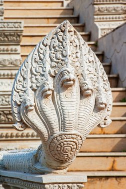 The Silver Pagoda 'daki Stupa, Royal Palace, Phnom Penh. Preah Vihear Preah Keo Morakot olarak adlandırılan bir kraliyet tapınağı yer almaktadır ancak genellikle Wat Preah Keo olarak adlandırılır. Phnom Penh, Kamboçya, Güneydoğu Asya