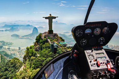 Rio de Janeiro Brezilya, Güney Amerika 'daki Kurtarıcı heykeli İsa' nın helikopterinin içinden havadan görünüşü