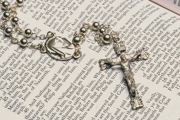 Silver Crucifix Antique Open Bible Copy Space — Stock Photo, Image