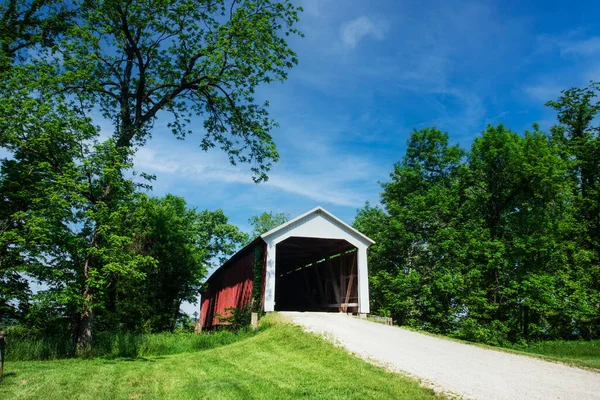 Beautiful Red Wooden Covered Bridge Rural Countryside Midwest America Usa — Stock Photo, Image