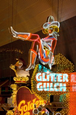 Meşhur Glitter Gulch neon tabelası, Las Vegas, Nevada, ABD, Kuzey Amerika 'nın Glitter Gulch oyun alanındaki Fremont Caddesi' ndeki diğer işaretlerin yanında duruyor.