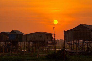 Güneydoğu Asya 'da Kamboçya' da kırsal bir köyde gün batımı
