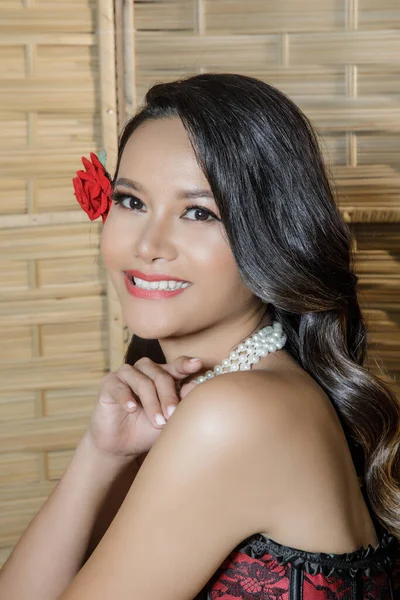 Mulher Asiática Bonita Posando Glamour Pin Fundo Madeira Com Espaço — Fotografia de Stock
