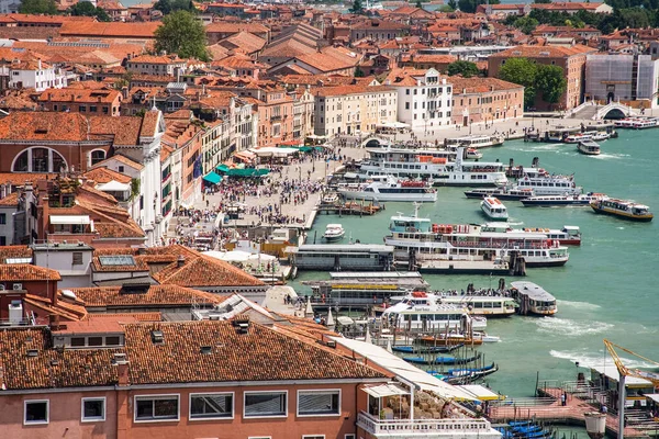 Imbarcazioni Turistiche Arrivo Lungo Porto Del Canal Grande Venezia Italia — Foto Stock