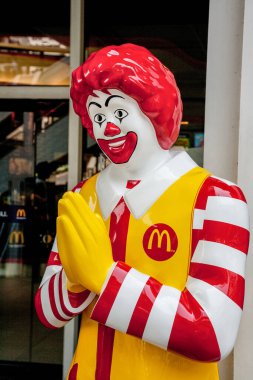 Ünlü Ronald McDonald heykeli Bangkok Tayland, Güneydoğu Asya 'daki fast food restoranının önünde.