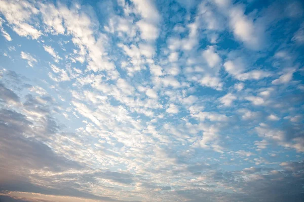 Bulutlarla Kopya Alanlarıyla Dolu Görkemli Bir Gökyüzü — Stok fotoğraf