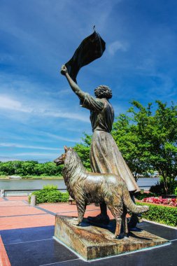 River Caddesi 'ndeki Dalgacı Kız heykeli Savannah Georgia ABD, Kuzey Amerika