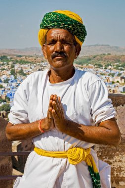 Jodhpur 'un önünde duran Hindu adam genellikle Güney Asya' daki Rajasthan Hindistan 'daki Mehrangarh Kalesi' nden alınan 