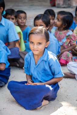 Güney Asya 'da Delhi' nin dışındaki bir kırsalda çocuk yuvasına katılan okul çocukları.