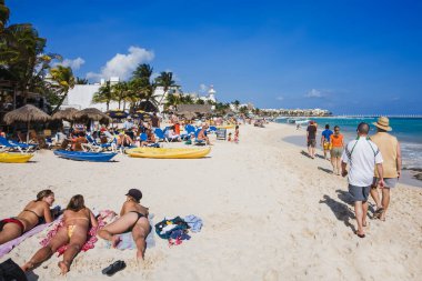 Turist, Quintana Roo Mexico 'daki Yucatan Yarımadası' ndaki Playa Del Carmen 'in turkuaz sularının ve beyaz kumlu plajlarının keyfini çıkarıyor.