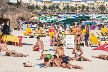 Turist, Quintana Roo Mexico 'daki Yucatan Yarımadası' ndaki Playa Del Carmen 'in turkuaz sularının ve beyaz kumlu plajlarının keyfini çıkarıyor.