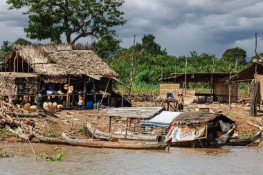 Güneydoğu Asya 'da Kamboçya nehri boyunca yoksulluk içinde yaşıyor.