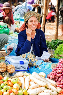 Kamboçyalı Kadın Güneydoğu Asya, Kamboçya kırsalında sebze ve meyve satıyor.