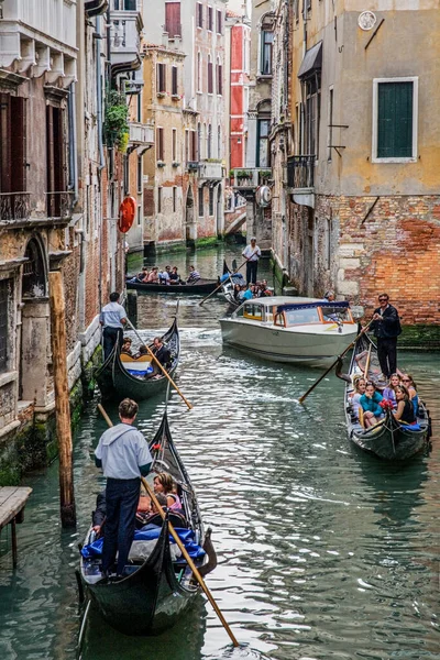Turist Nyder Tur Gondola Mange Kanaler Med Typisk Venusisk Arkitektur - Stock-foto