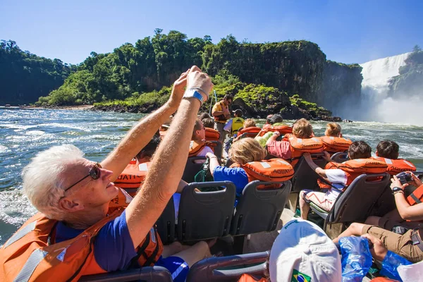 在河上的游客坐船接近瀑布 伊瓜苏瀑布是地球上最大的瀑布系列 位于巴西 阿根廷和巴拉圭 南美洲 — 图库照片