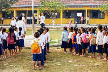 Güney Asya 'daki Roesey Chroy Ortaokulu' nun okul çocukları Phnom Penh 'in dışında.