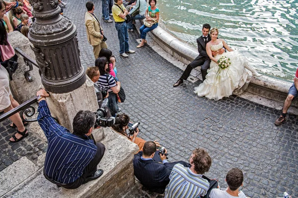 Bride Groom Being Photographed Trevi Fountain Rome Italy — Stock Photo, Image