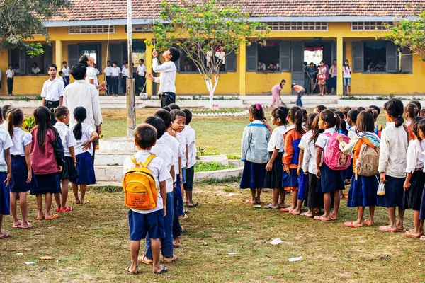 캄보디아 동남아시아의 프놈펜 외부의 Roesey Chroy 학교에서 아이들 — 스톡 사진