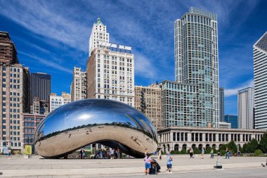 Anish Kapoor 'un Chicago' nun Millennium Park, Illinois, Kuzey Amerika 'daki Bulut Kapısı heykelinde yürümesi