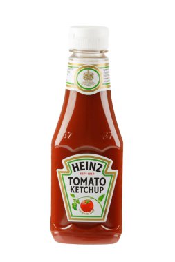 Bir şişe leziz Heinz Domates Ketçapı beyaz arka planda izole edilmiş ve fotokopi alanı olan