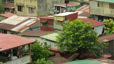 Manila, Filipinler, Güneydoğu Asya 'da yoksulluk ve harabe evlerde yaşıyorlar. 