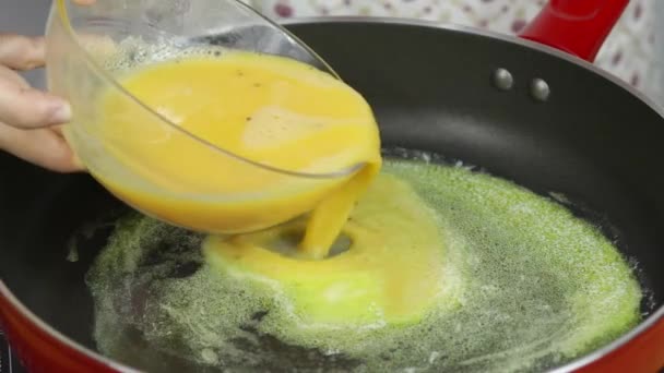 Menuang Dan Memasak Telur Dalam Wajan Merah Dapur — Stok Video