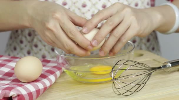 Crăparea Ouălor Vasul Sticlă Amestecarea Ouălor Împreună Bucătărie — Videoclip de stoc
