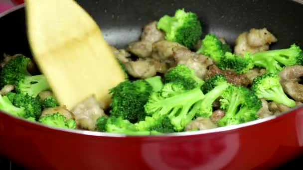Kobieta Gotowanie Pyszny Chiński Posiłek Wieprzowiny Brokuły Czerwonej Patelni Kuchence — Wideo stockowe