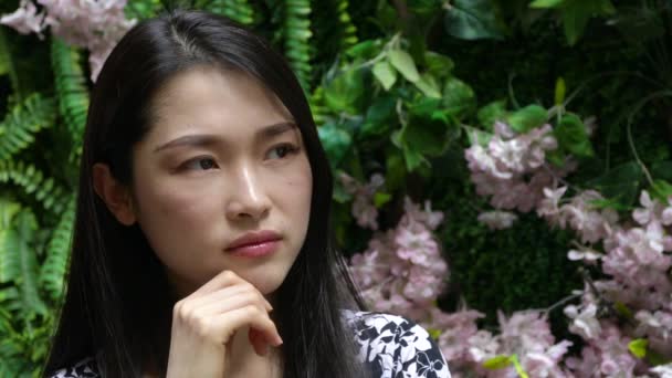 Chińska Kobieta Okazuje Emocje Myślenia Lub Myśli — Wideo stockowe