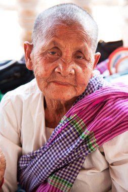 Güneydoğu Asya, Kamboçya 'daki Banteay Srei Pagoda Angkor Wat tapınağındaki yaşlı kadın keşişin portresi