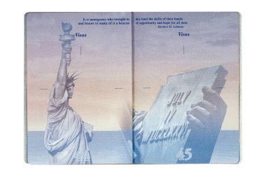 Çıkış ve giriş damgalı Amerikan pasaportu beyaz arka planda kopya alanı ile izole edilmiş