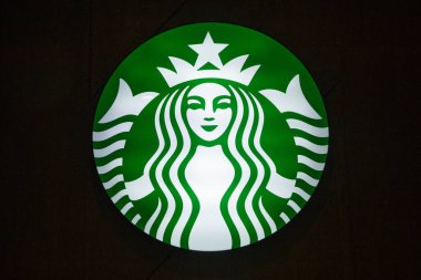Manila, Filipinler, 7 Aralık 2023, dünyaca ünlü bir Starbucks Kafe 'nin girişinde imzası var. Yerel bir alışveriş merkezi, Merto Manila, Filipinler, Güneydoğu Asya