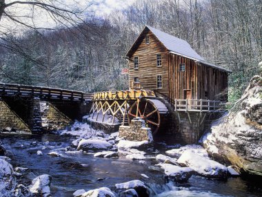 Glade Creek Grist Mill 'de kar yağışı Batı Virjinya' daki Babcock State Park 'ta, Amerika Birleşik Devletleri' nde, fotokopi uzayı ile