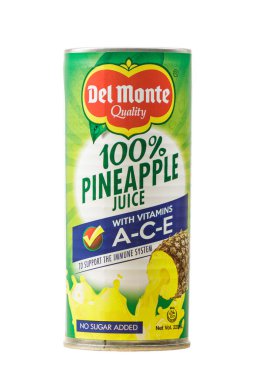 Bir kutu taze Del Monte% 100 ananas suyu beyaz arka planda izole edilmiş ve fotokopi alanı olan