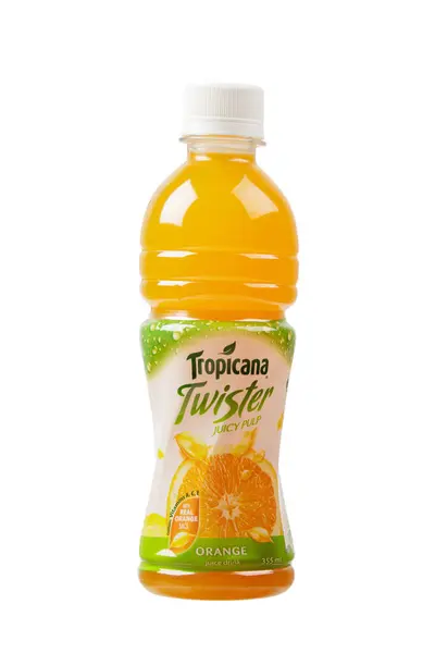 关闭了一瓶特洛皮卡纳Twister橙汁 与白色背景隔离 并有复制空间 — 图库照片