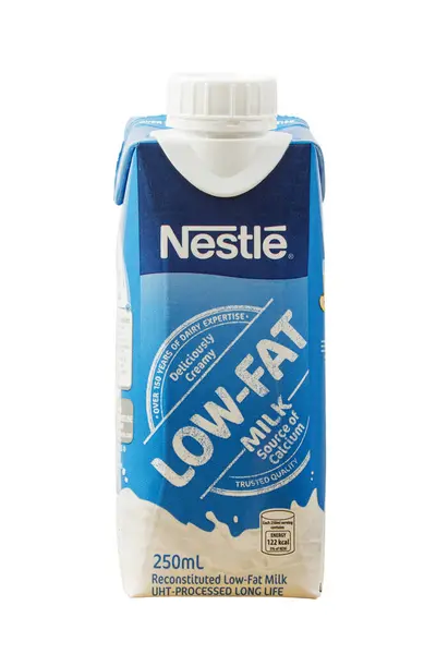 Detailní Záběr Kartonu Nestles Low Fat Milk Izolované Bílém Pozadí Royalty Free Stock Fotografie
