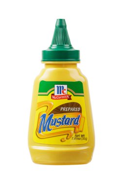 Plastik bir kavanoz ekstra çıtır çıtır fıstık ezmesi fotokopi alanı olan beyaz bir arkaplanda izole edilmiş.