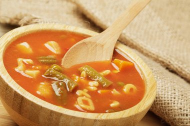 Fotokopi alanı olan ahşap bir arka plandaki lezzetli sebze çorbasını kapat.