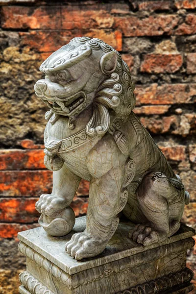 Löwenstatue Vor Einem Tempel China Ostasien Mit Kopierraum Stockfoto