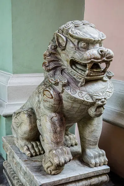 Statue Lion Devant Temple Chine Asie Est Avec Espace Copie Image En Vente
