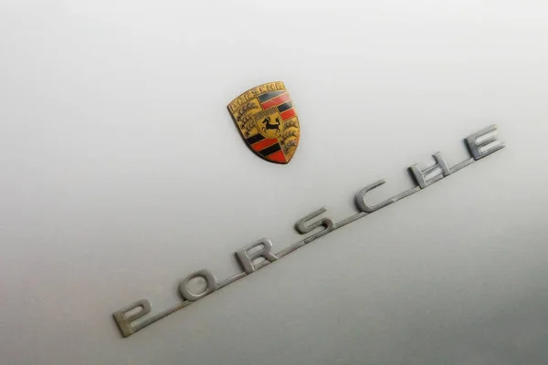 Закрытие Серебряной Эмблемы Porsche Spyder Sportscar Копировальным Пространством — стоковое фото