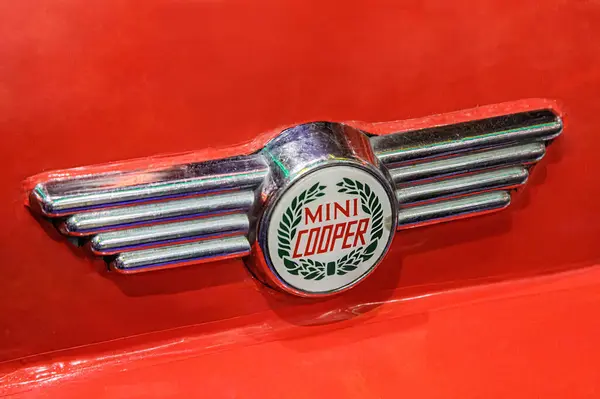Részlet Brit Mini Cooper Hátsó Végének Emblémájáról Fénymásoló Felülettel Stock Kép