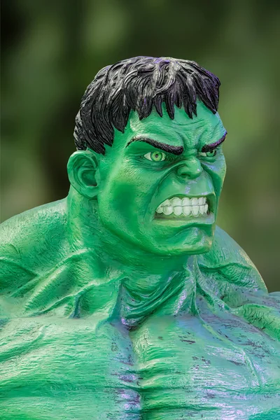 Nahaufnahme Einer Statue Des Avengers Superhelden Incredible Hulk Mit Kopierraum lizenzfreie Stockfotos