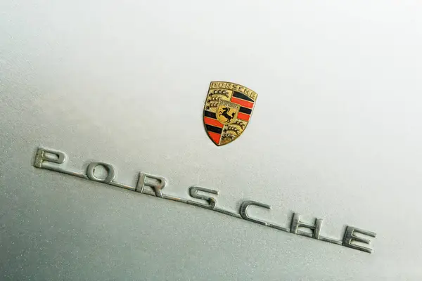 Close Van Zilveren Porsche Spyder Sportscar Embleem Met Kopieerruimte Stockafbeelding
