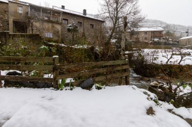 Karla kaplı dağ köyü