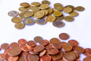 Beyaz arkaplandaki avro sikkeleri, iki blok içinde karşı karşıya gelerek rekabet gücü kavramını ortaya koyuyor