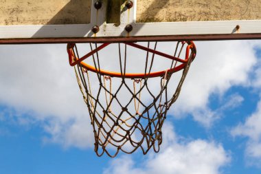 Basketbol potası beyaz bulutlu mavi gökyüzüne karşı. Yakın plan..