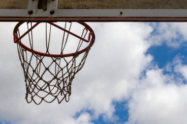 Basketbol potası beyaz bulutlu mavi gökyüzüne karşı. Yakın plan..